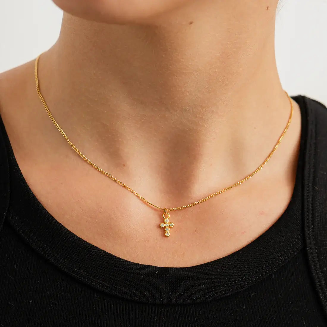 KAYLEIGH GOLD CROSS NECKLACE