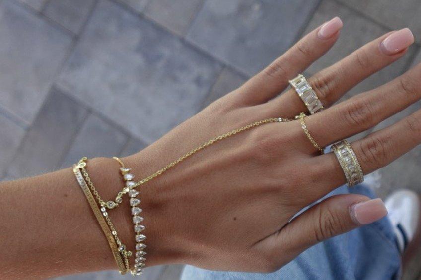 HALLE DAINTY HAND CHAIN